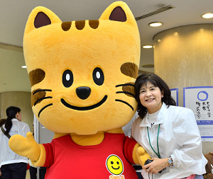 大阪の地下街で開催された、昨年の世界糖尿病デーのサブイベントで母子センターのオリジナルキャラクター「モコニャン」と一緒に