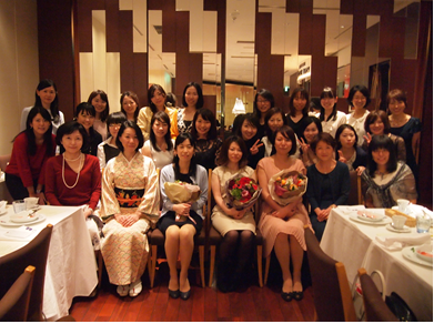 陶生病院 全科の女性医師（2016年2月）の会による送別会（最前列 左端が本人）